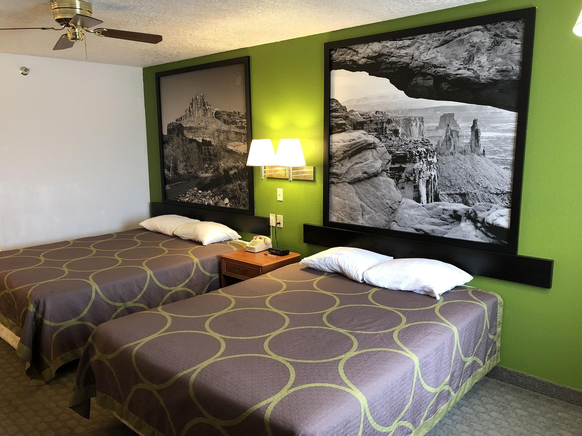 Super 8 By Wyndham Price Motel Kültér fotó
