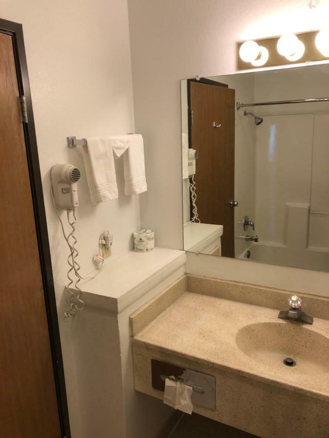 Super 8 By Wyndham Price Motel Kültér fotó